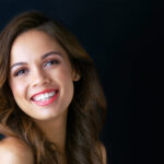 Woman smiling, showing a Hollywood Smile in Turkey with balanced proportions and healthy gums