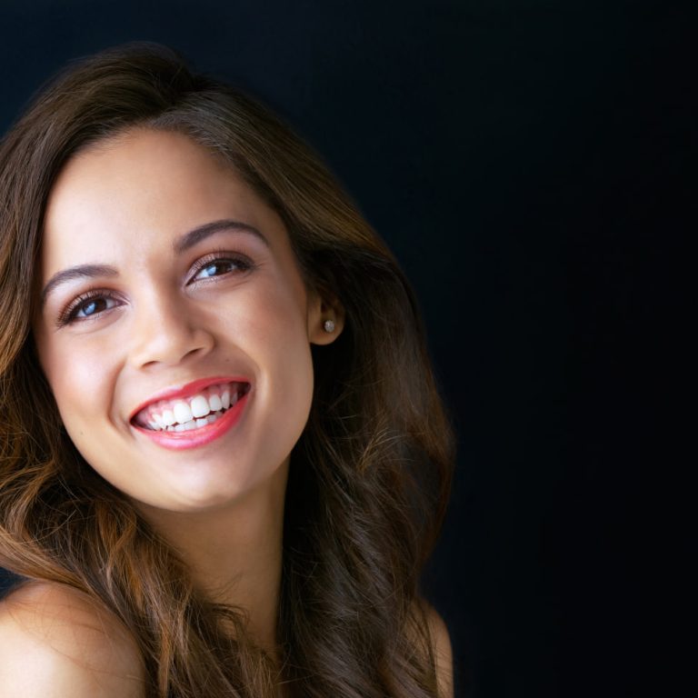 Woman smiling, showing a Hollywood Smile in Turkey with balanced proportions and healthy gums
